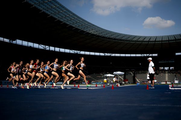 1500m Finale mit: Hanna Klein (LAV Stadtwerke Tuebingen), Katharina Trost (LG Stadtwerke Muenchen), Vera Coutellier (ASV Koeln), Caterina Granz (LG Nord Berlin), Nele Wessel (Eintracht Frankfurt e.V.), Fabiane Meyer (TV Westfalia Epe), Rahel Broemmel (LG Olympia Dortmund), Leandra Lorenz (RSV Eintracht Berlin), Esther Jacobitz (ASV Koeln), Marie Proepsting (VfL Eintracht Hannover), Marie Burchard (SC DHfK Leipzig e.V.), Svenja Sommer (Eintracht Frankfurt e.V.)  waehrend der deutschen Leichtathletik-Meisterschaften im Olympiastadion am 26.06.2022 in Berlin